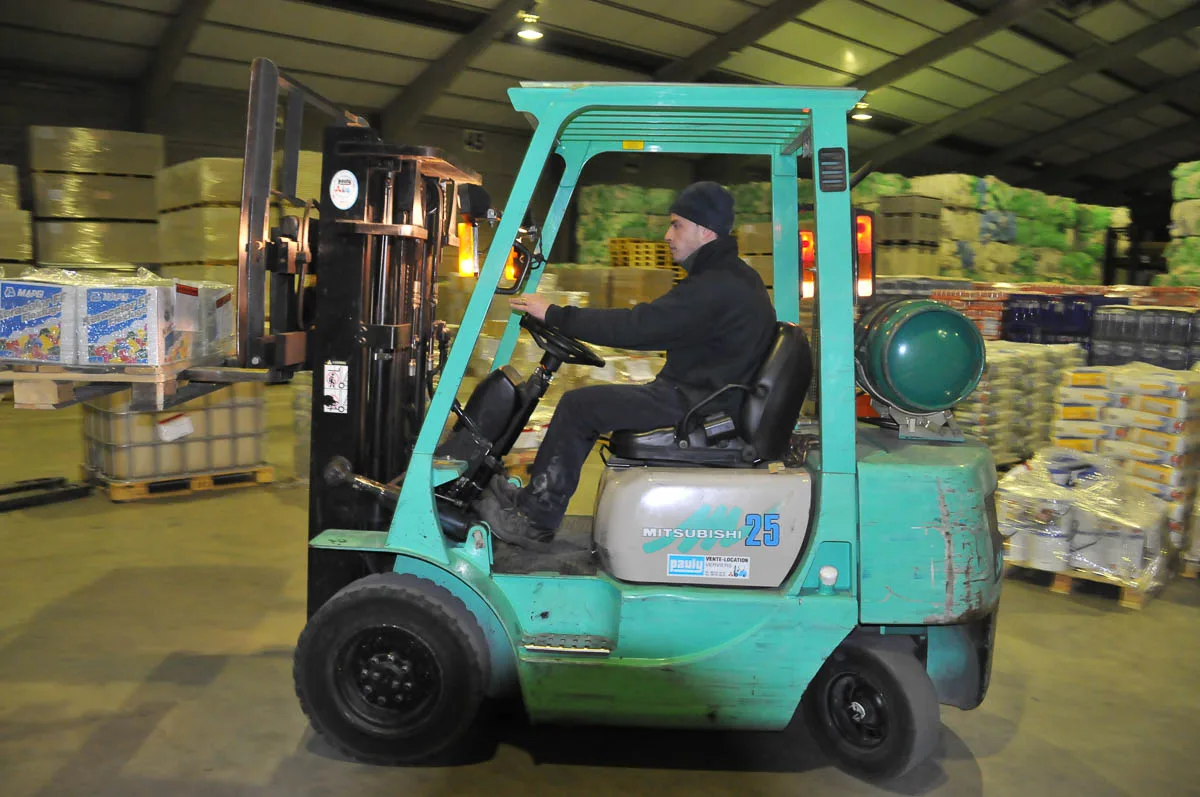 Manutention au chariot élévateur dans l'entrepôt