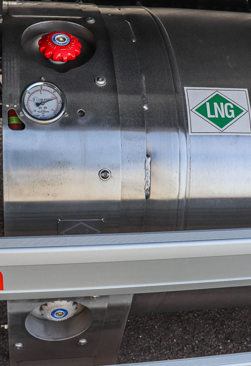 Détail d'un véhicule au gaz naturel liquéfié