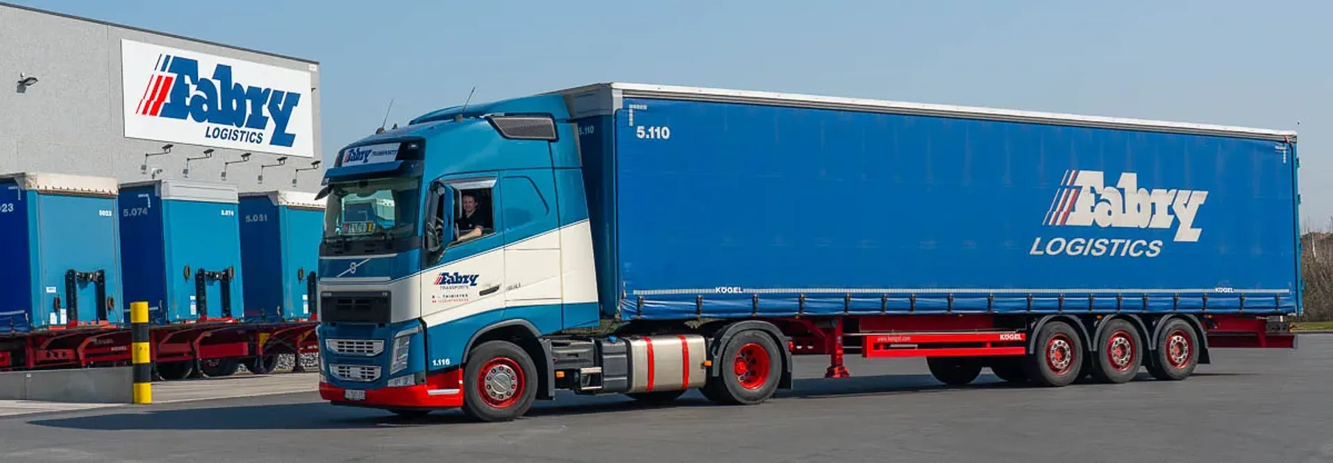 Flotte des Transports Fabry alignée devant les entrepôts
